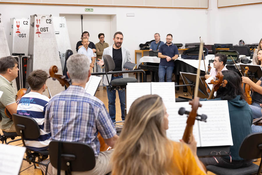 Daniel Broncano con los músicos de la orquesta 01