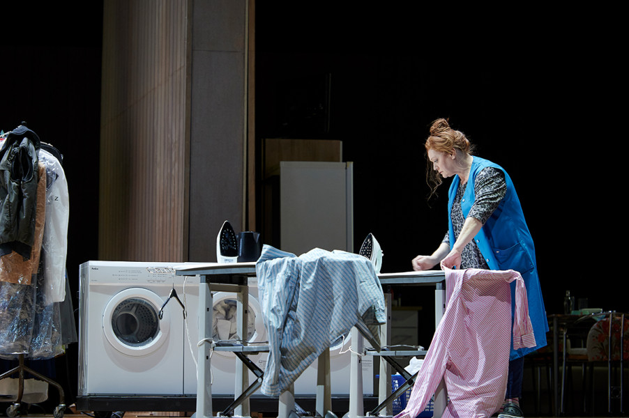 Frau_DeutscheOper25_h.jpeg