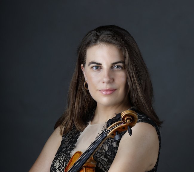 La violinista Lucia Veintimilla estrena 'La transpiración de los sueños' de Manuel Martínez Burgos