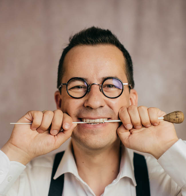 Salvador Vázquez: "Me siento muy feliz en el foso de un teatro de ópera"
