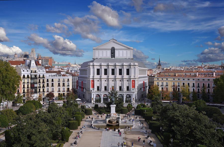 TeatroReal_imagen_desde_palacio.jpg