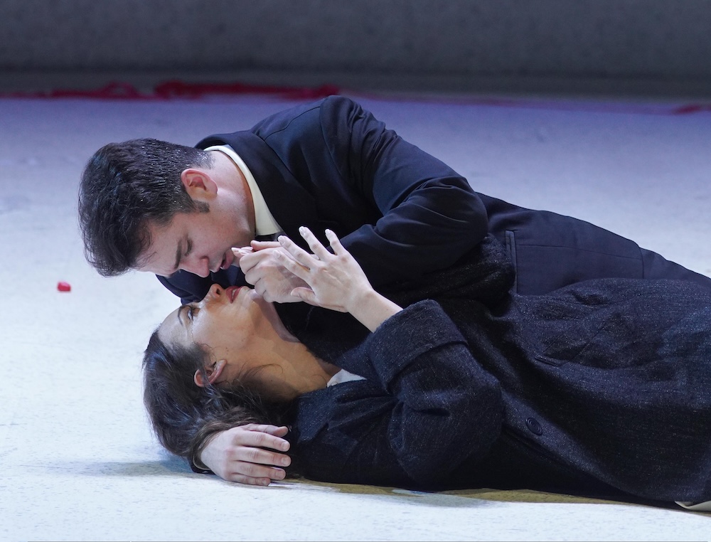 Nadine Sierra y Xabier Anduaga protagonizan 'La traviata' en el Teatro Real, con escena de Willy Decker