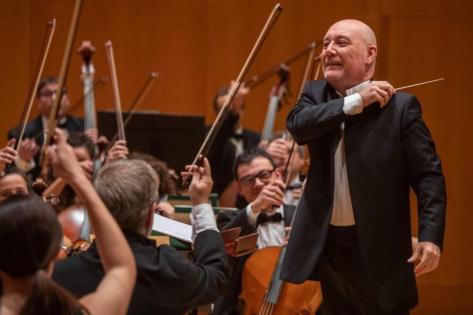 Miquel Ortega dirigiendo a la Orquesta de Sant Cugat