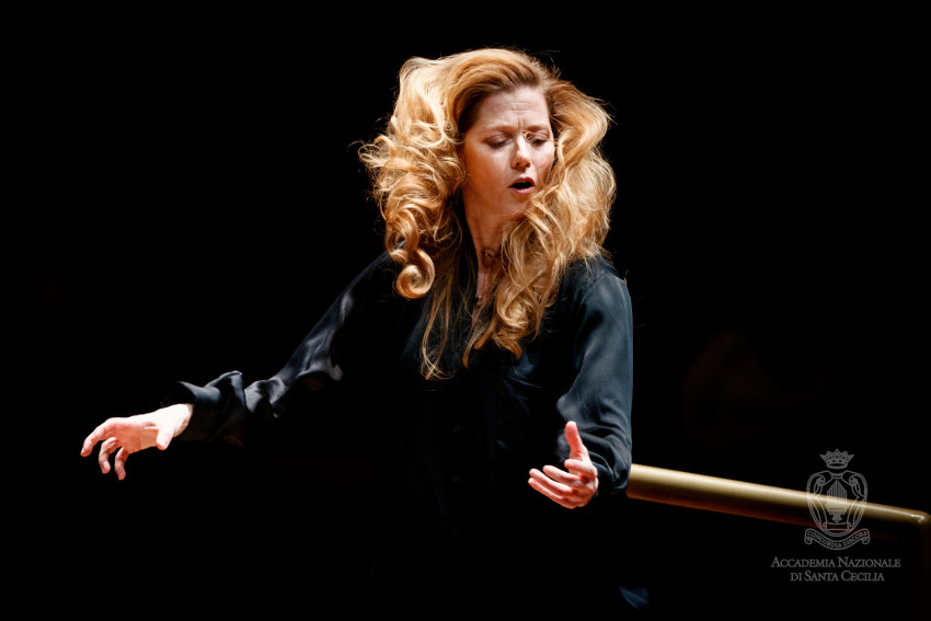 Barbara Hannigan dirige Haydn, Copland y Offenbach con la Accademia Nazionale di Santa Cecilia