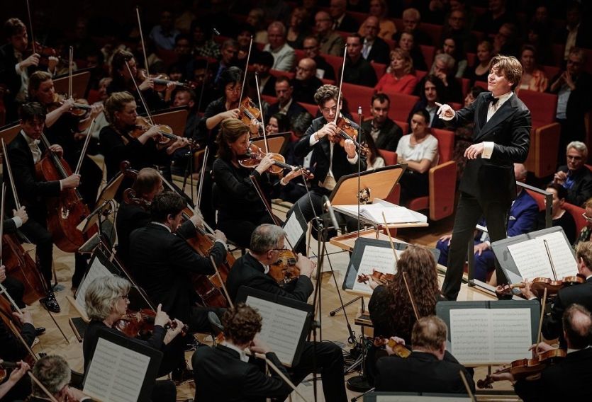 Klaus Mäkelä dirige la Quinta sinfonía de Bruckner al frente de la Orquesta del Concertgebouw, en el Festival de Dresde