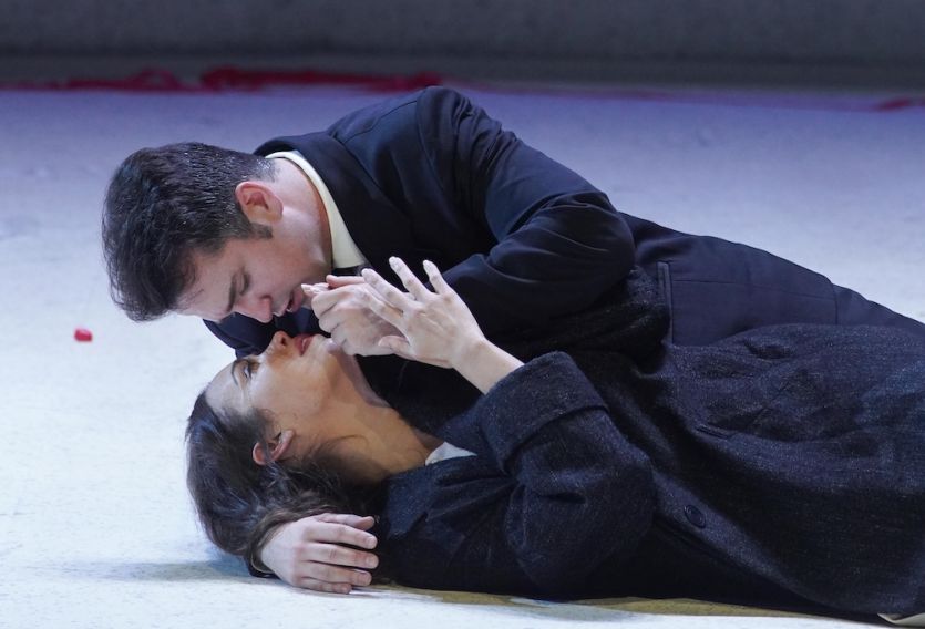 Nadine Sierra y Xabier Anduaga protagonizan 'La traviata' en el Teatro Real, con escena de Willy Decker