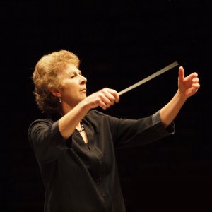 La directora británica Jane Glover debuta al frente de la Filarmónica de Gran Canaria con un monográfico dedicado a Haydn   