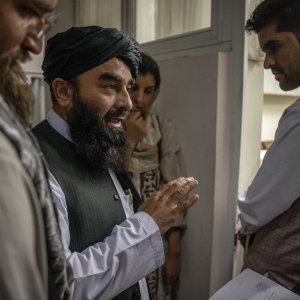 Los talibanes prohiben la música en público en Afganistán