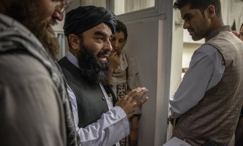 Los talibanes prohiben la música en público en Afganistán
