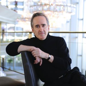 James Conlon renueva hasta 2025 como director musical de la Ópera de Los Ángeles
