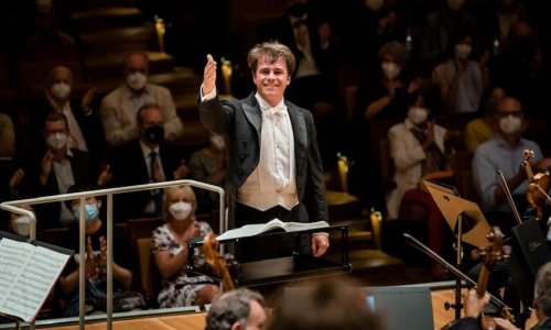 Jakub Hrůša al frente de la Filarmónica de Berlín con obras de Neuwirth y Bruckner