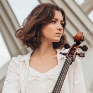 Anastasia Kobekina toca el "Concierto para violonchelo" de Gulda con la Sinfónica de Tenerife