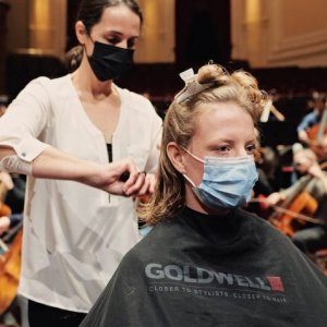 El Concertgebouw de Ámsterdam corta el pelo al público en su escenario, en protesta ante el cierre de las salas de concierto 