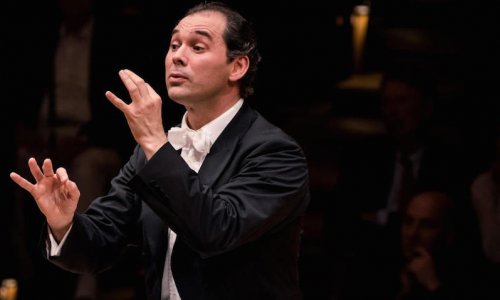 Tugan Sokhiev dimite como titular del Bolshoi y de Toulouse "ante la imposibilidad de elegir" entre unos músicos y otros
