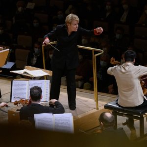 Marin Alsop y Kian Soltani, con la Sinfónica de la Radio de Viena en Ibermúsica