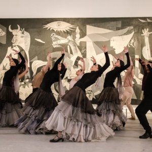 El Ballet Nacional de España y la Compañía Nacional de Danza bailan por la paz en Ucrania frente al "Guernica"