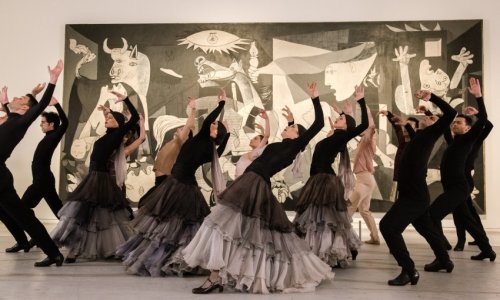 El Ballet Nacional de España y la Compañía Nacional de Danza bailan por la paz en Ucrania frente al "Guernica"