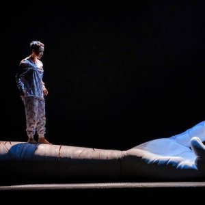 La Sala BBK de Bilbao acoge el estreno de 'Borderland' de Igor Escudero, con dirección de escena de Marta Eguilior