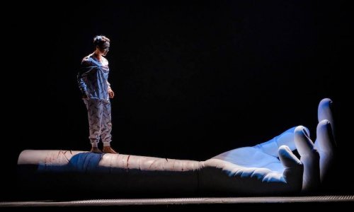 La Sala BBK de Bilbao acoge el estreno de 'Borderland' de Igor Escudero, con dirección de escena de Marta Eguilior