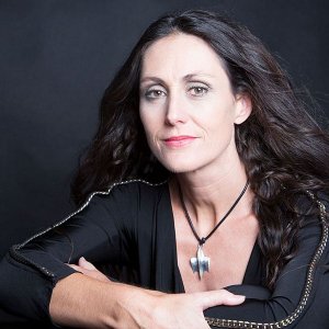 Clara Montes sustituye a Alba Molina cantando Falla en el homenaje de la Orquesta Ciudad de Granada a Antón García Abril