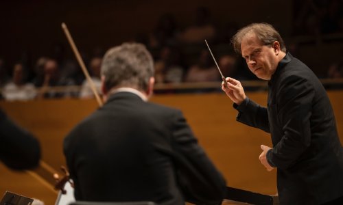 Ludovic Morlot comienza su etapa al frente de la OBC con obras de Abrahamsen y Mahler