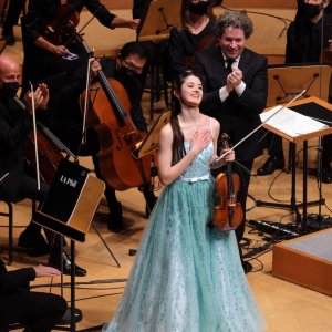 La violinista española María Dueñas, de gira con la Filarmónica de Los Ángeles y Gustavo Dudamel