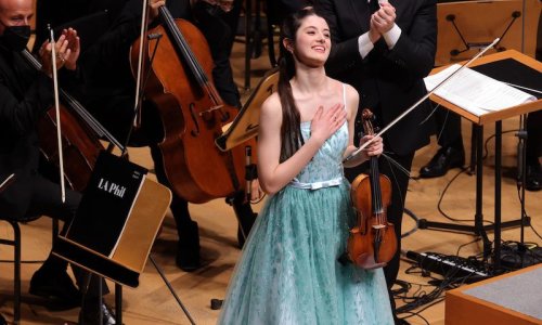 La violinista española María Dueñas, de gira con la Filarmónica de Los Ángeles y Gustavo Dudamel