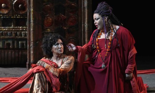 Jamie Barton modifica su indumentaria en la "Aida" del Teatro Real al incurrir en la práctica del "blackface"