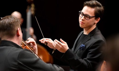 Tarmo Peltokoski dirige a la Sinfónica de Bilbao, con Sergey Khachatryan como solista