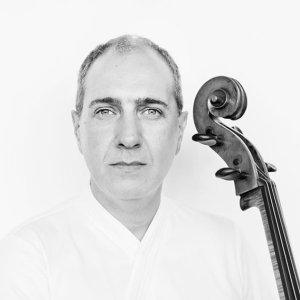 Asier Polo toca Elgar al chelo, con la Orquesta de València