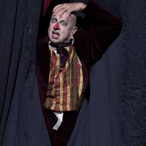 Martin Winkler protagoniza 'La nariz' de Shostakovich en el Teatro Real, en una producción de Barrie Kosky