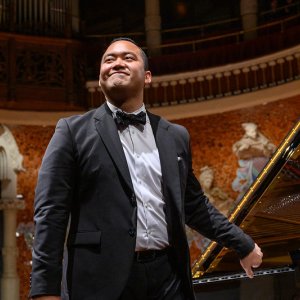 El estadounidense Jonathan Mamora gana el 68º Concurso Maria Canals de piano