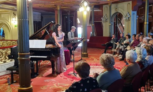 Vanessa Goikoetxea y Rubén Fernández Aguirre recuperan la obra de Andrés Isasi en el Arriaga de Bilbao