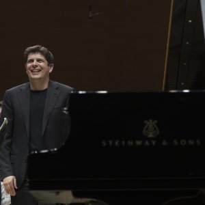 Javier Perianes interpreta el 'Concierto para piano de Ravel' con la OBC y la batuta de Elim Chan