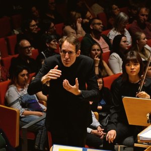 Pablo González dirige obras de Ligeti, Prokofiev y Stravinski al frente de la Filarmónica de Dresde