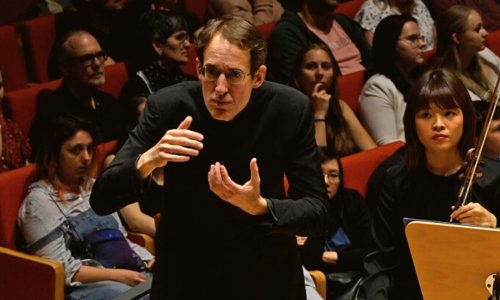 Pablo González dirige obras de Ligeti, Prokofiev y Stravinski al frente de la Filarmónica de Dresde