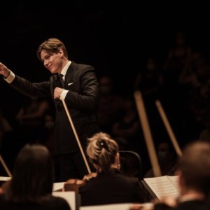 Klaus Mäkelä y la Orquesta de París ofrecen un concierto gratuito en la pirámide del Louvre por el día de la música