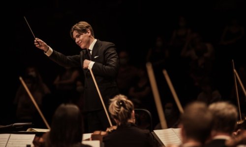 Klaus Mäkelä y la Orquesta de París ofrecen un concierto gratuito en la pirámide del Louvre por el día de la música