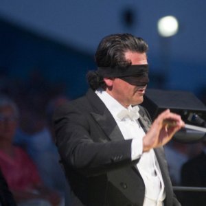 Alberto Veronesi se venda los ojos para no ver la producción que dirige a la batuta en el Festival Puccini de Torre del Lago
