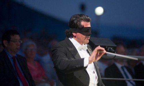 Alberto Veronesi se venda los ojos para no ver la producción que dirige a la batuta en el Festival Puccini de Torre del Lago