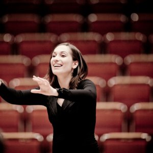 Ariane Matiakh dirige Mendelssohn, Koechlin y Roussel al frente de la Orquesta de València