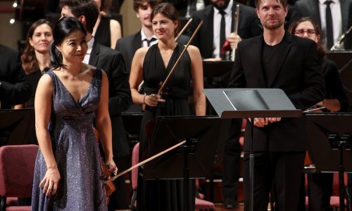 La violinista Soyoung Yoon y el director Krszystof Urbański debutan con la Franz Schubert Filharmonia