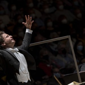 Gustavo Gimeno une la "Primera" de Mahler con la "Séptima" de Sibelius junto a la Orquestra de la Comunitat Valenciana
