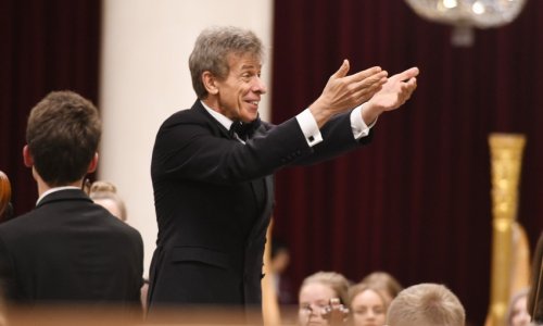 El director de orquesta Jan Latham-Koenig, arrestado por delitos sexuales contra menores