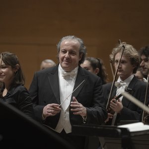 Juanjo Mena al frente de la OBC con obras de Bartók y Elgar, con Juan Pérez Floristán como solista