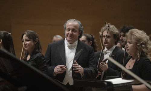 Juanjo Mena al frente de la OBC con obras de Bartók y Elgar, con Juan Pérez Floristán como solista