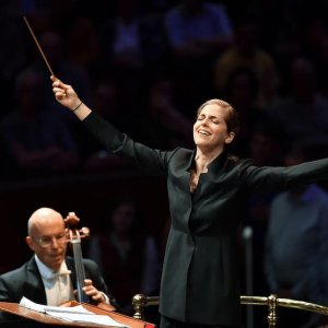 La London Philharmonic extiende durante tres años más el rol de Karina Canellakis como principal directora invitada