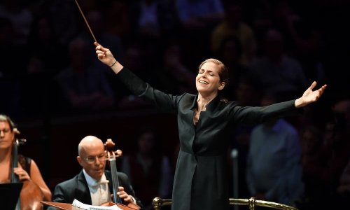 La London Philharmonic extiende durante tres años más el rol de Karina Canellakis como principal directora invitada