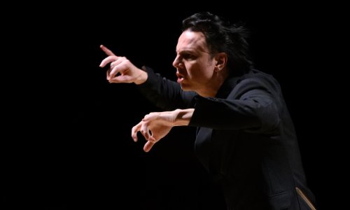 Teodor Currentzis dirige el 'Requiem' de Mozart en La Filarmónica, en Madrid, al frente de musicAeterna