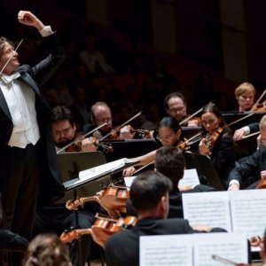 Gustavo Gimeno y las hermanas Labèque llevan conciertos para piano de Muhly y Dessner a la Filarmónica de Los Angeles